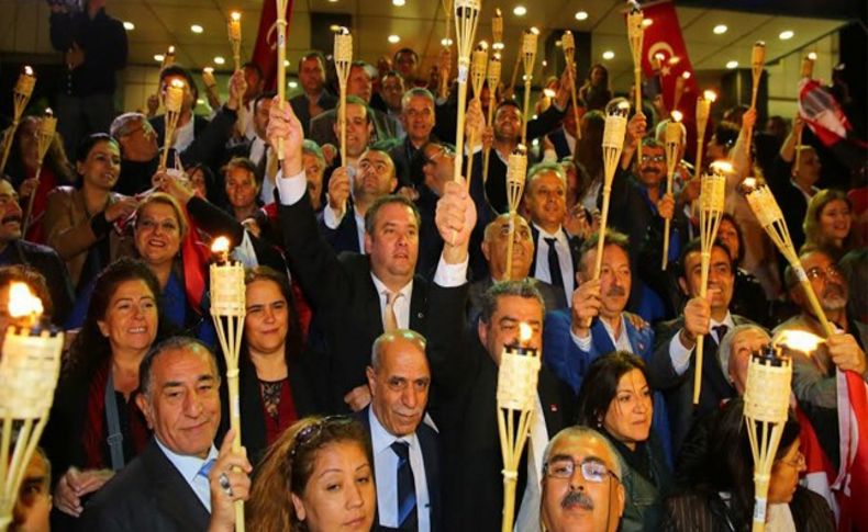İzmir'de ilçe belediyelerden coşkulu Cumhuriyet kutlaması
